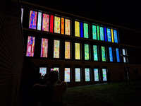 Façade illuminée contemporaine