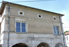 Façade remarquable : cafe des arcades - Saint-Mihiel